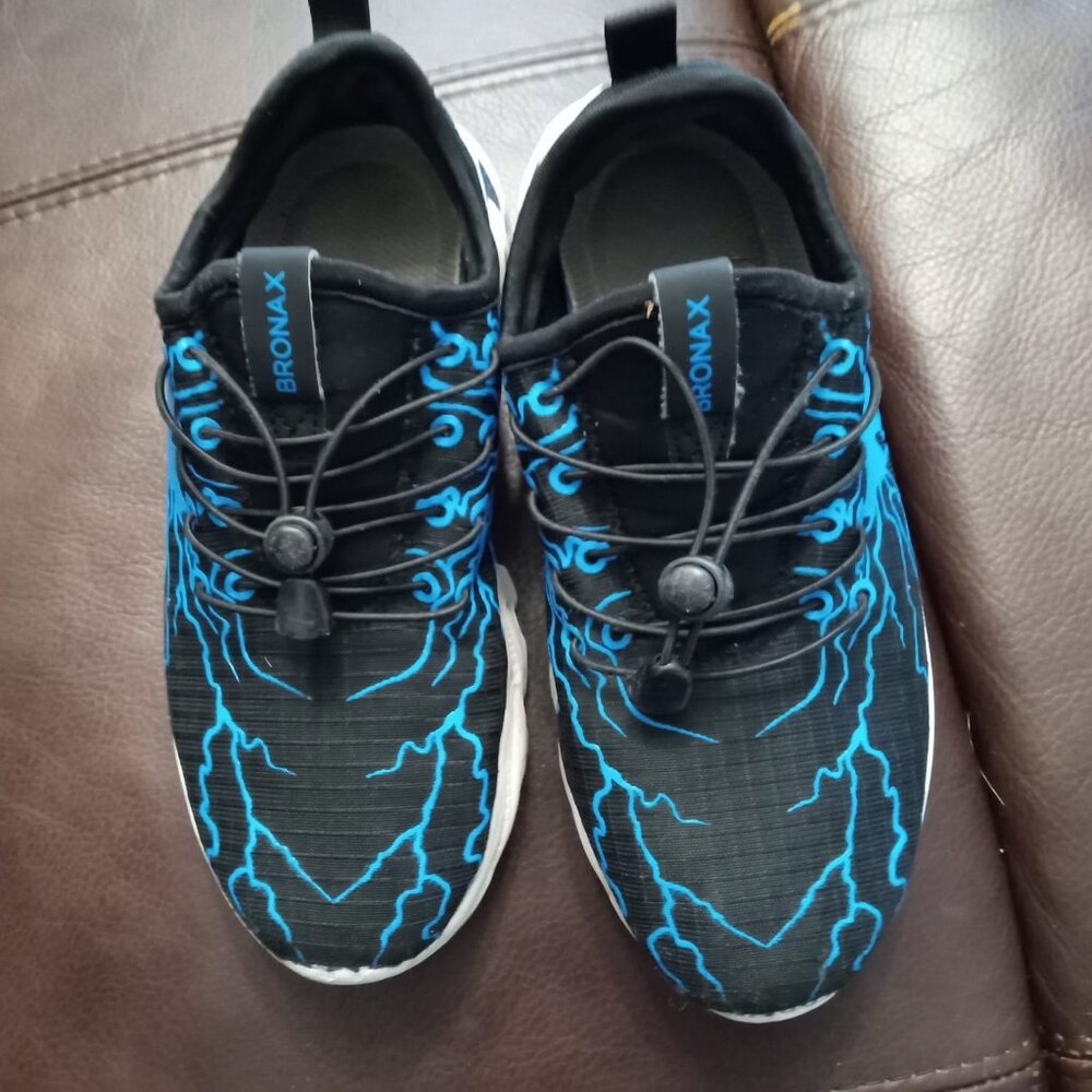 Boys Bronax Blue Lighting Sneakers Size 4 US/37 Canadian
